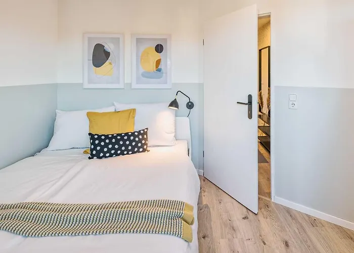 New I Cozy I Netflix I Wlan I Near Airport Apartment *